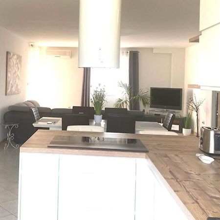 Lovely 3 Bedroom Apartment In Quiet Area W/ Pool Pula Extérieur photo
