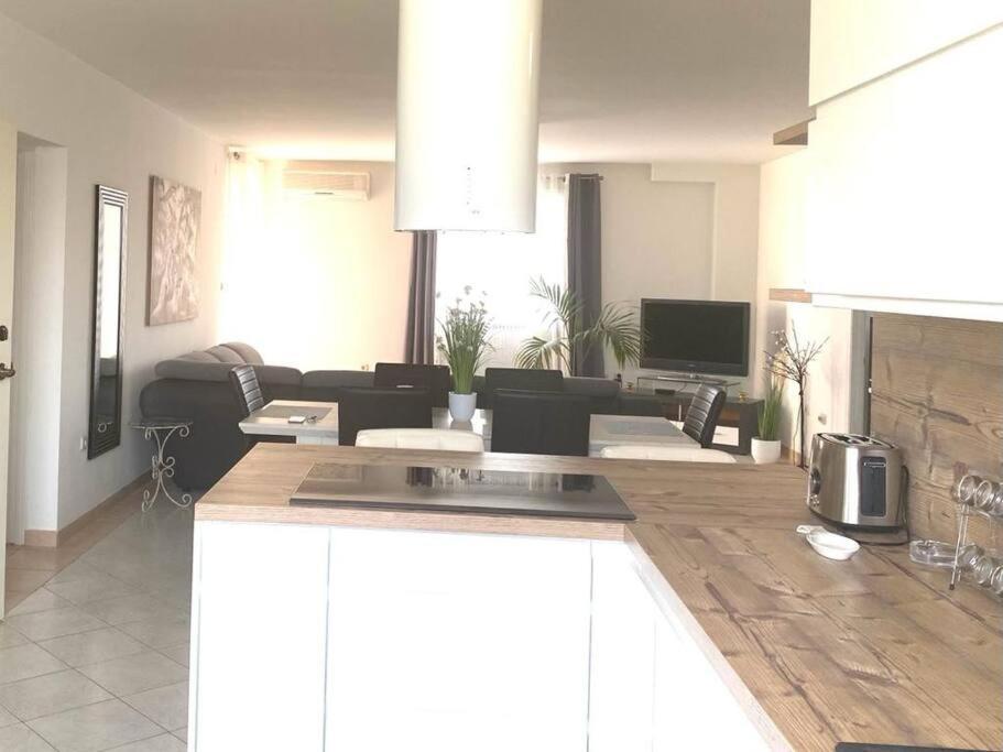Lovely 3 Bedroom Apartment In Quiet Area W/ Pool Pula Extérieur photo