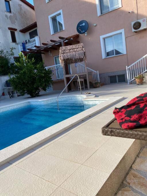 Lovely 3 Bedroom Apartment In Quiet Area W/ Pool Pula Extérieur photo